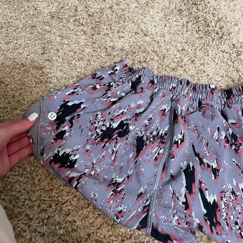 lululemon size 4 hotta hot shorts (2.5 in)